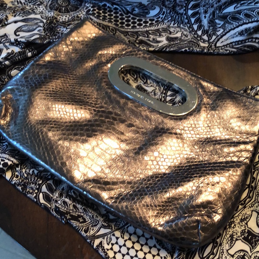 🤎 Michael Kors Bronze metallic leather snake embossed hand bag clutch
